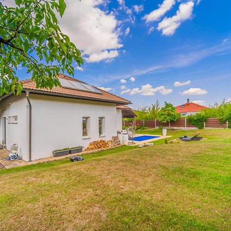 Vila Sara S Bazenem A Infrasaunou Na Kraji Prahy Zbuzany Bagian luar foto